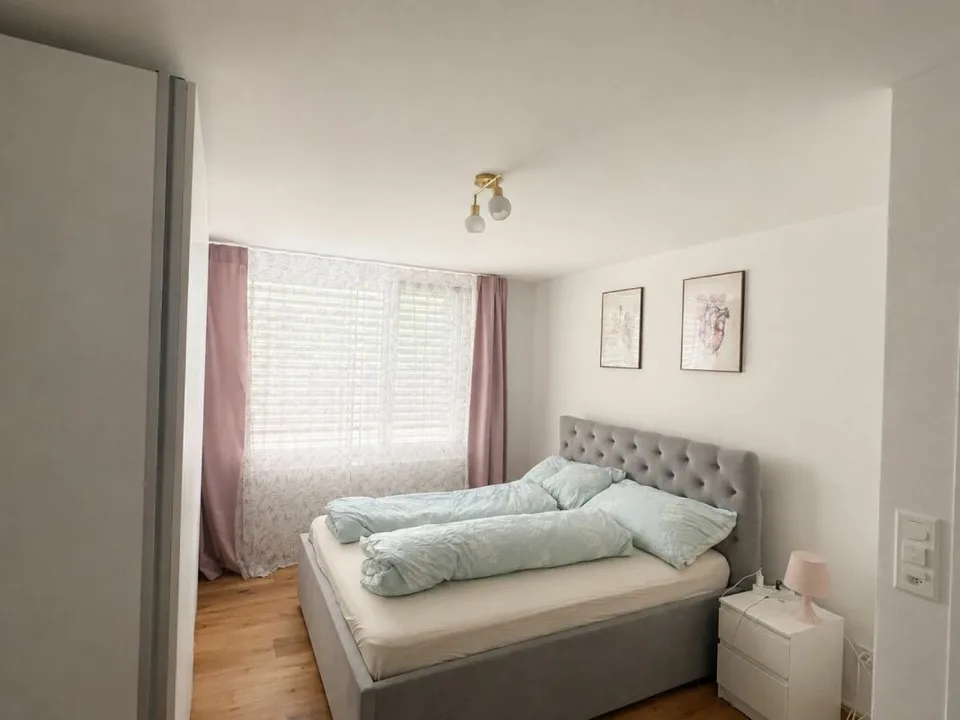 Moderne 2 ½-Zimmer-Wohnung mit grosszügigem Balkon und Abendsonne – Foto 5 von 9