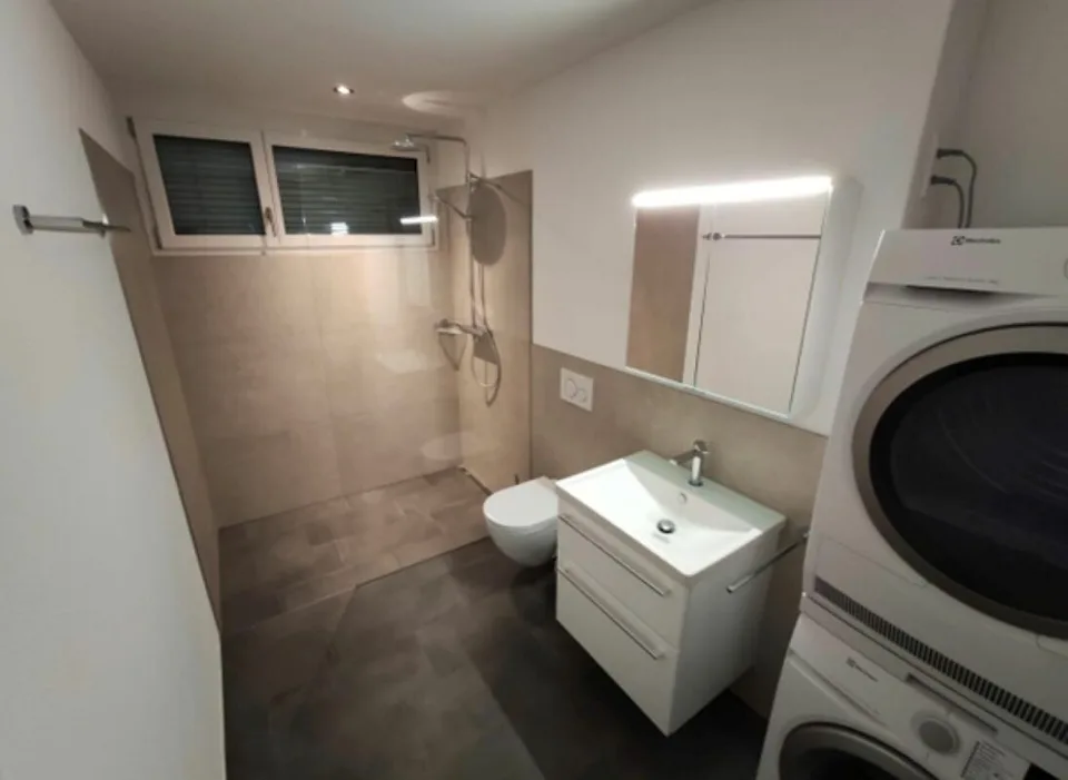 Moderne 2 ½-Zimmer-Wohnung mit grosszügigem Balkon und Abendsonne – Foto 7 von 9