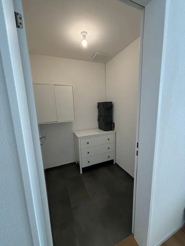 Moderne 2 ½-Zimmer-Wohnung mit grosszügigem Balkon und Abendsonne – Foto 4 von 9