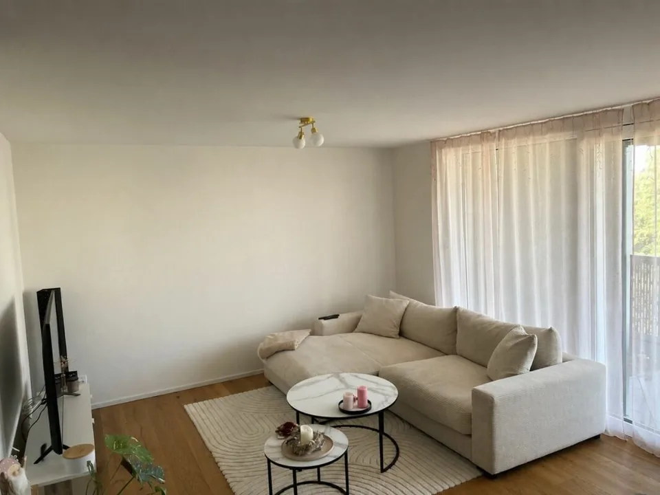 Moderne 2 ½-Zimmer-Wohnung mit grosszügigem Balkon und Abendsonne – Foto 2 von 9