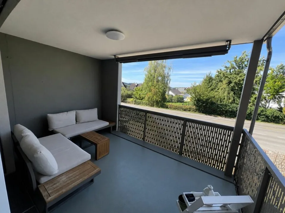 Moderne 2 ½-Zimmer-Wohnung mit grosszügigem Balkon und Abendsonne – Foto 8 von 9