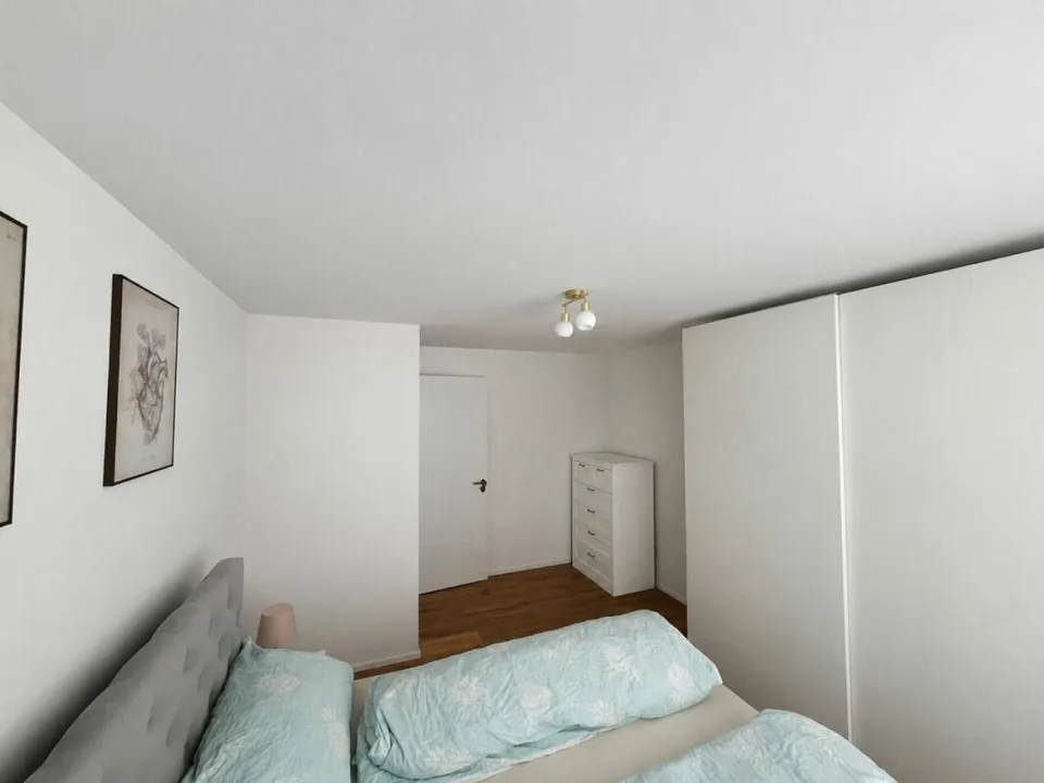 Moderne 2 ½-Zimmer-Wohnung mit grosszügigem Balkon und Abendsonne – Foto 6 von 9