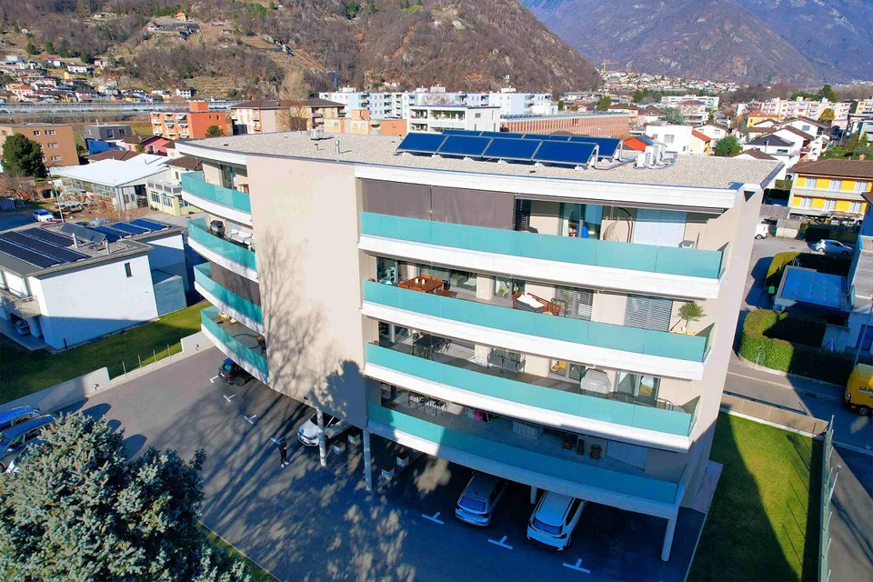 Appartement avec grande terrasse couverte dans un quartier pratique et calme – photo 2 sur 19