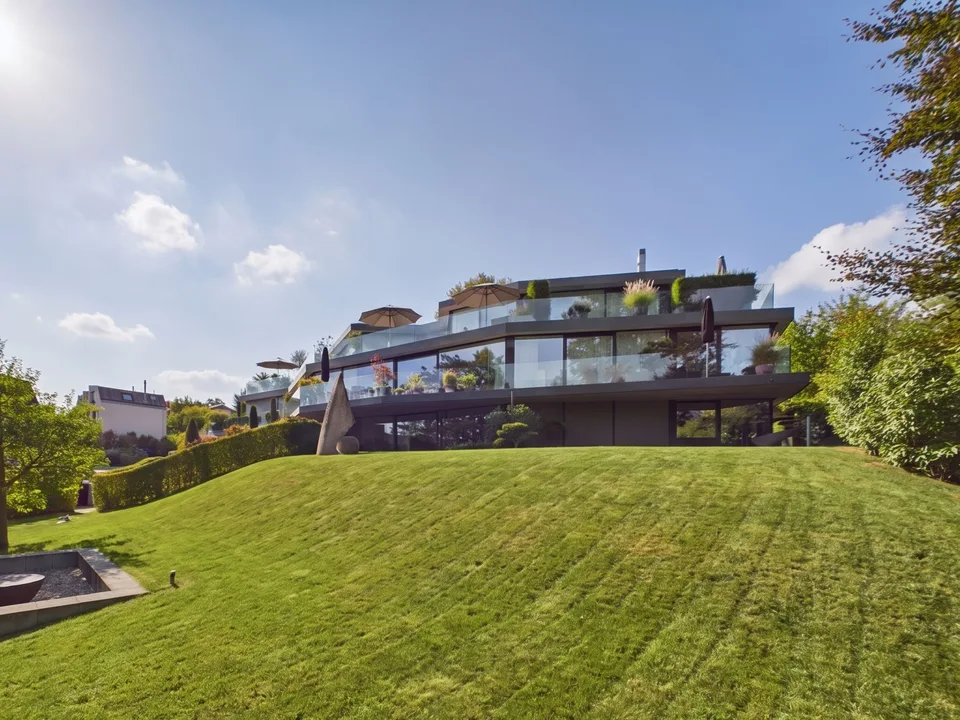 Exclusive spacious 3.5 room apartment with terrace and garden in park-like setting – photo 1 of 22
