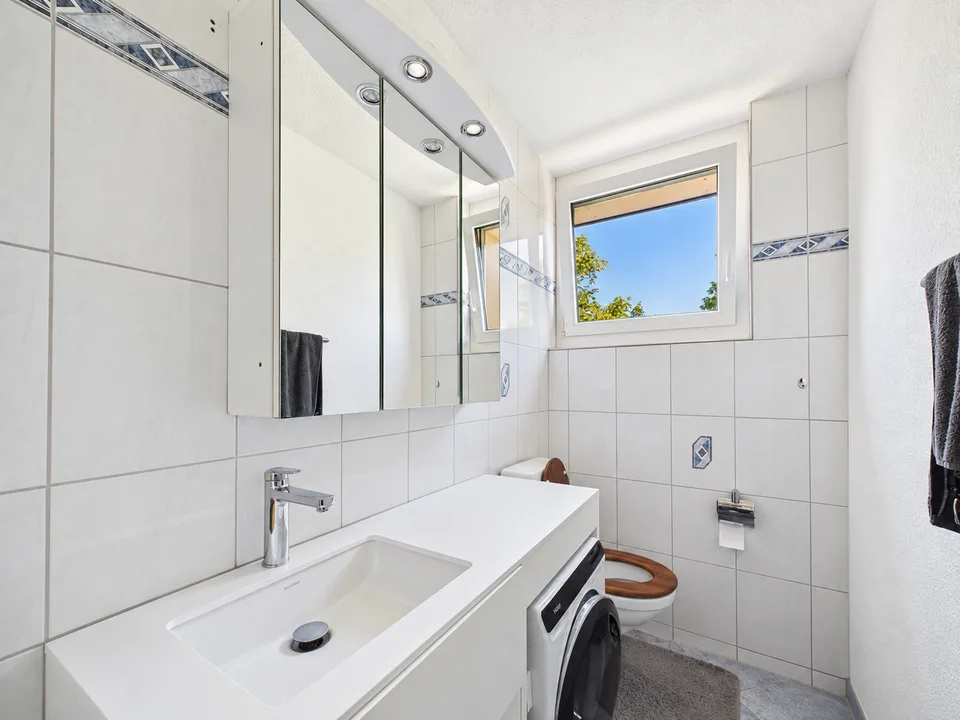 Lichtdurchfluteter Wohnbereich, Gemütlicher Balkon & Zentrale Lage! – Foto 15 von 18