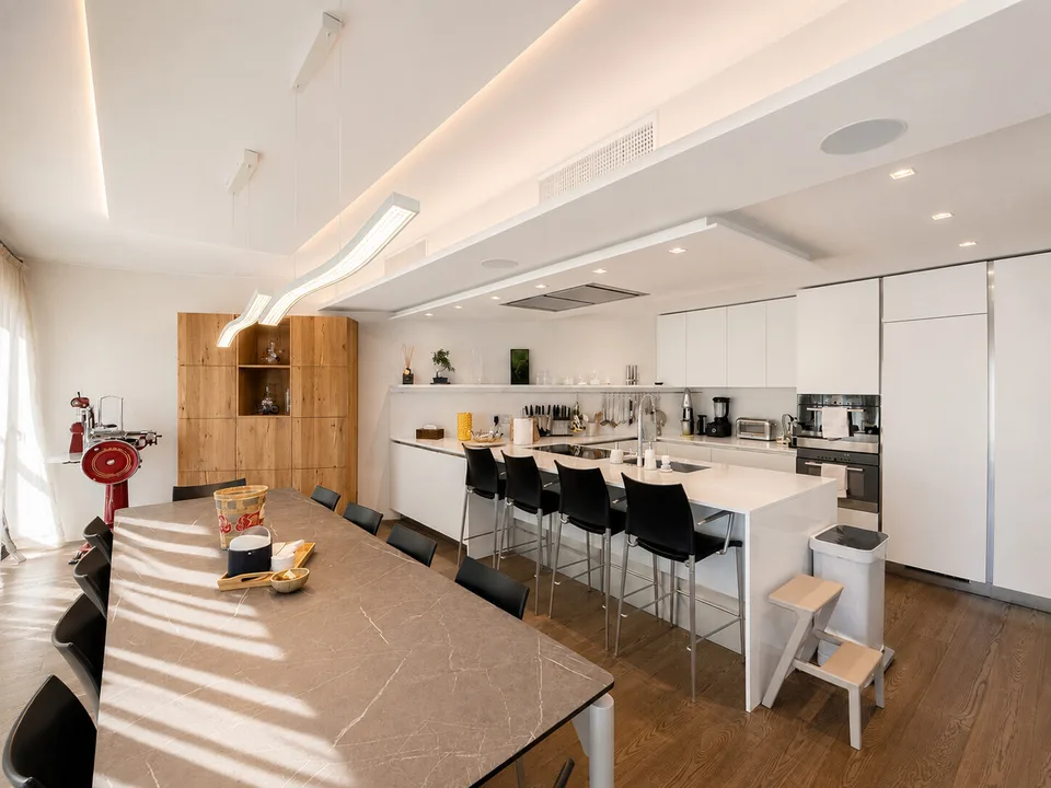 APPARTEMENT LUXUEUX DE 8,5 PIÈCES AVEC VUE SUR LE LAC À VIGANELLO – photo 4 sur 11