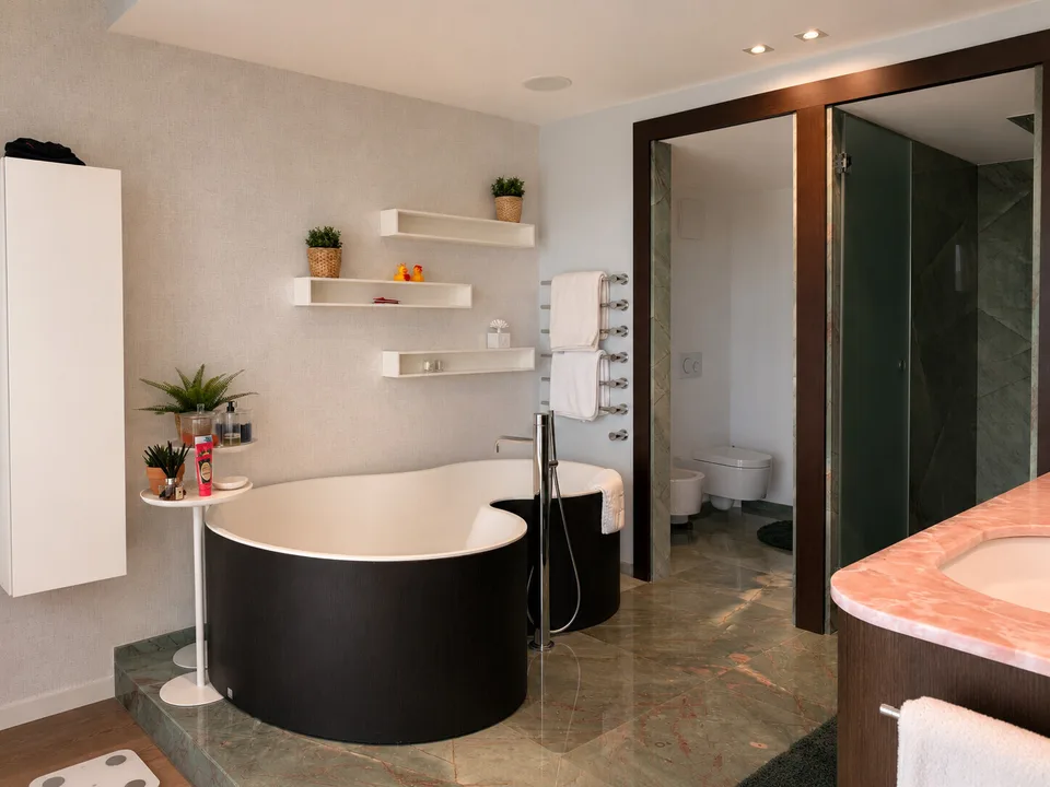 APPARTEMENT LUXUEUX DE 8,5 PIÈCES AVEC VUE SUR LE LAC À VIGANELLO – photo 8 sur 11