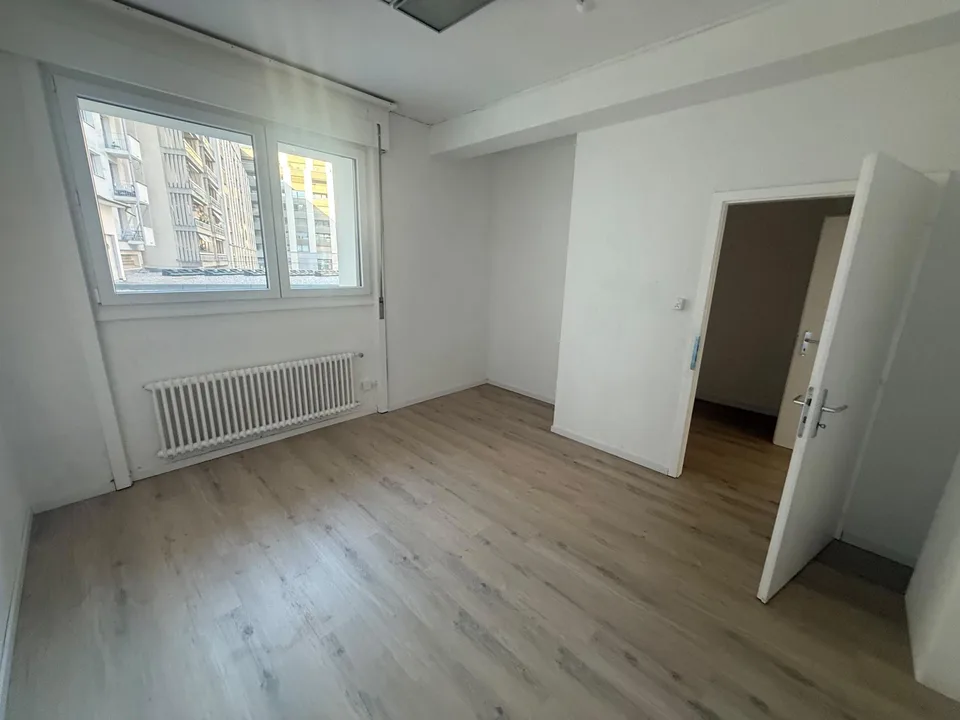 Vollständig renovierte Verkaufsfläche mit großer Schaufenster - Fribourg Pérolles – Foto 7 von 10