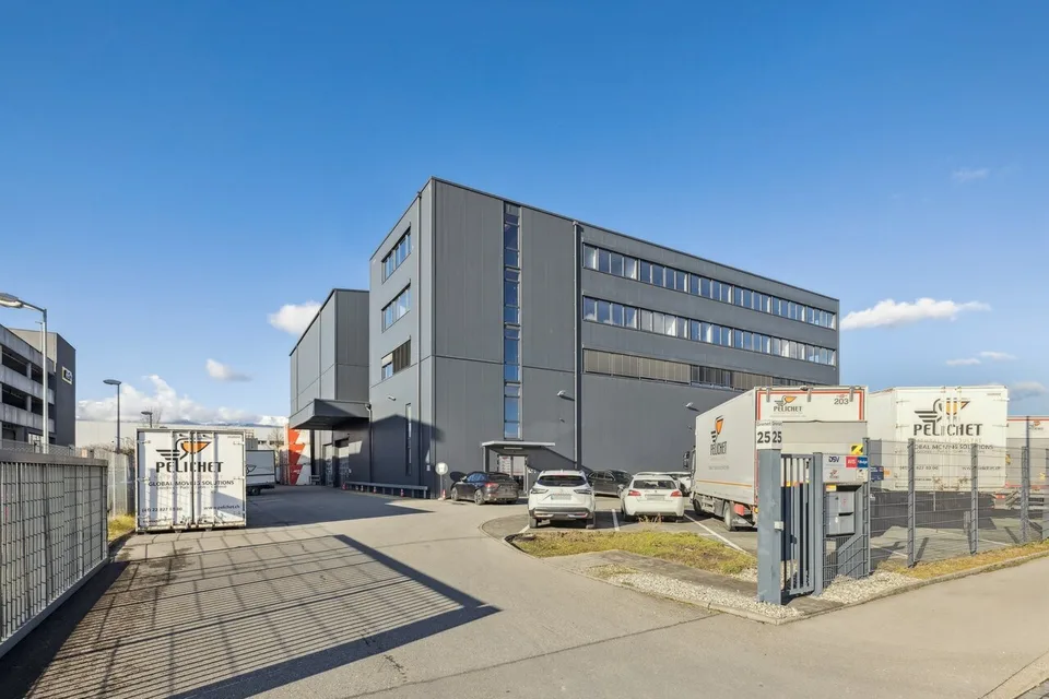 Bureaux de 460 m² à louer à Vernier – photo 2 sur 3