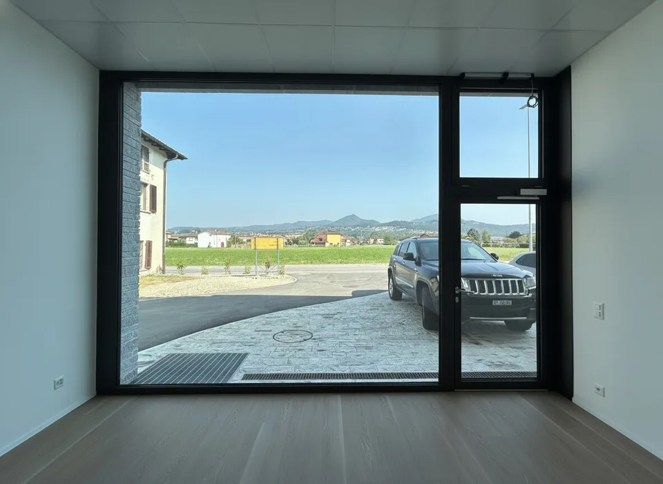 À LOUER ESPACE COMMERCIAL DANS UN SECTEUR STRATÉGIQUE À NOVAZZANO – photo 7 sur 9