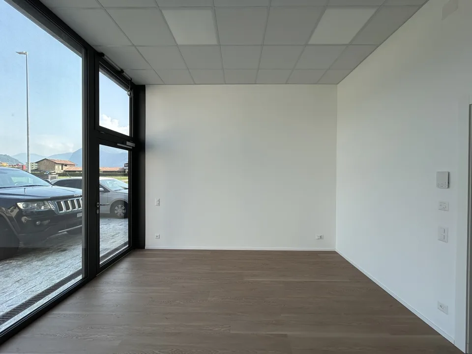 À LOUER ESPACE COMMERCIAL DANS UN SECTEUR STRATÉGIQUE À NOVAZZANO – photo 6 sur 9