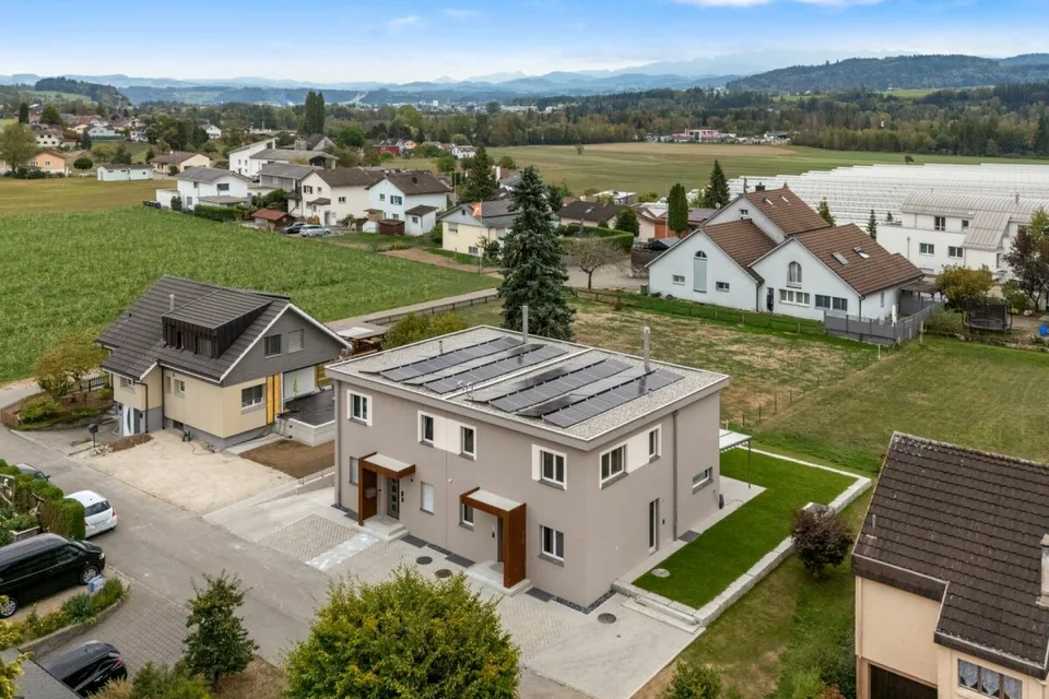 Maison jumelée de haute qualité avec jardin et deux places de stationnement dans le garage souterrain dans un emplacement calme – photo 2 sur 13