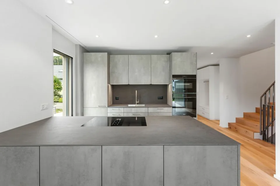 Maison jumelée de haute qualité avec jardin et deux places de stationnement dans le garage souterrain dans un emplacement calme – photo 7 sur 13
