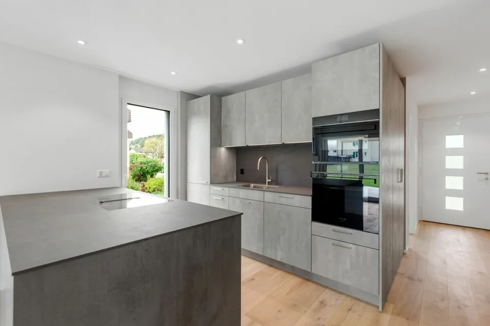 Maison jumelée de haute qualité avec jardin et deux places de stationnement dans le garage souterrain dans un emplacement calme – photo 8 sur 13