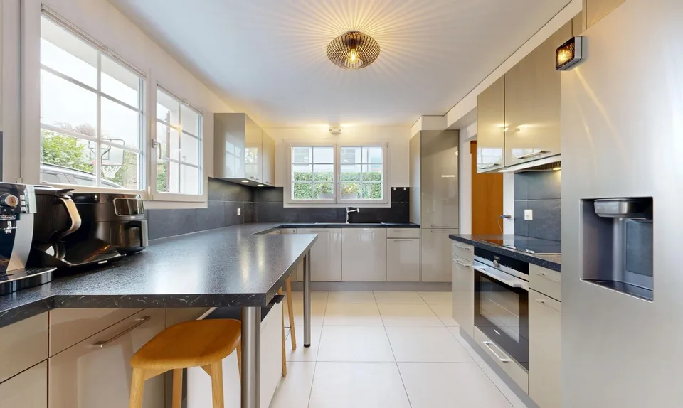 Casa familiare rinnovata con suite genitori e giardino a sud-est – foto 8 di 11
