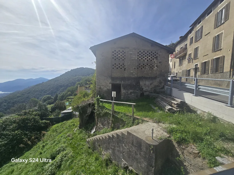 TERRAIN CONSTRUCTIBLE AVEC RUSTIQUE VUE SUR LE LAC À CADEMARIO – photo 3 sur 9