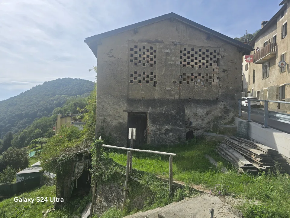 TERRAIN CONSTRUCTIBLE AVEC RUSTIQUE VUE SUR LE LAC À CADEMARIO – photo 4 sur 9