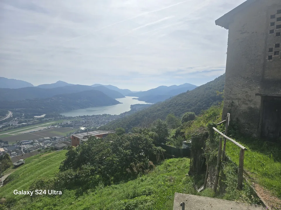 TERRAIN CONSTRUCTIBLE AVEC RUSTIQUE VUE SUR LE LAC À CADEMARIO – photo 2 sur 9