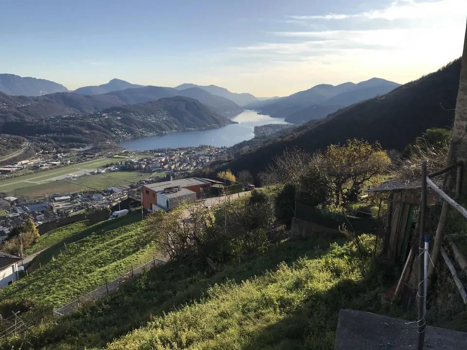 TERRAIN CONSTRUCTIBLE AVEC RUSTIQUE VUE SUR LE LAC À CADEMARIO – photo 8 sur 9
