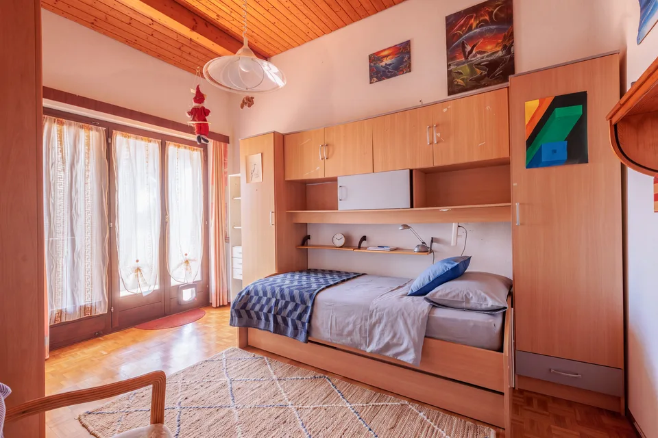 Villa mit 5,5 Zimmern und Garten, eingebettet in die Natur in Pura – Foto 8 von 9