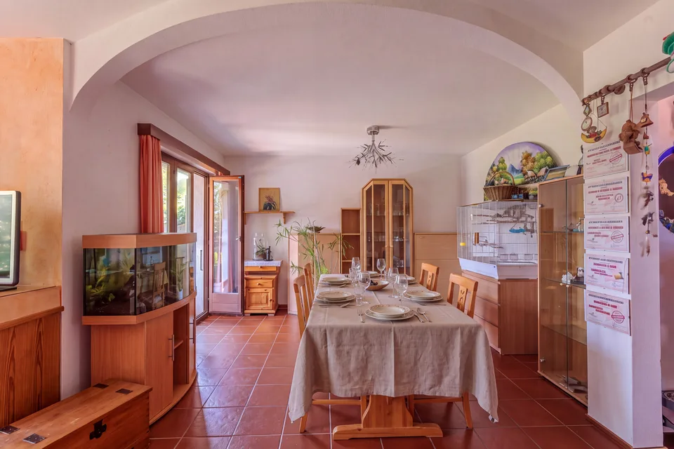 Villa mit 5,5 Zimmern und Garten, eingebettet in die Natur in Pura – Foto 3 von 9