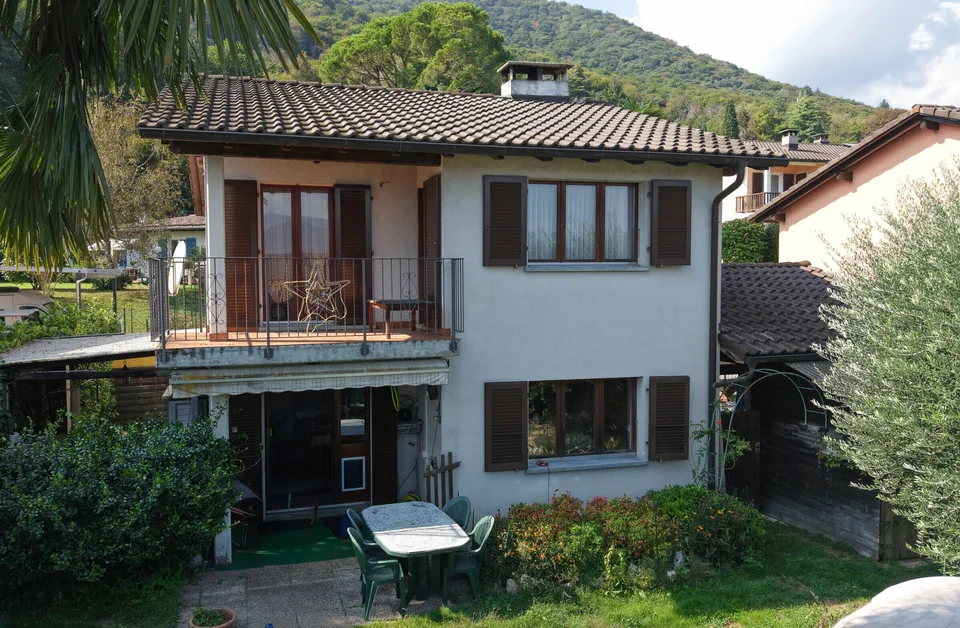 Villa mit 5,5 Zimmern und Garten, eingebettet in die Natur in Pura – Foto 2 von 9