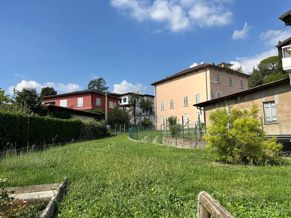 CASA DI 5 LOCALI CON GRANDE MAGAZZINO E GIARDINO A BALERNA – foto 2 di 9