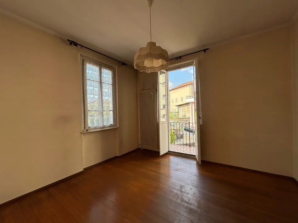 CASA DI 5 LOCALI CON GRANDE MAGAZZINO E GIARDINO A BALERNA – foto 8 di 9