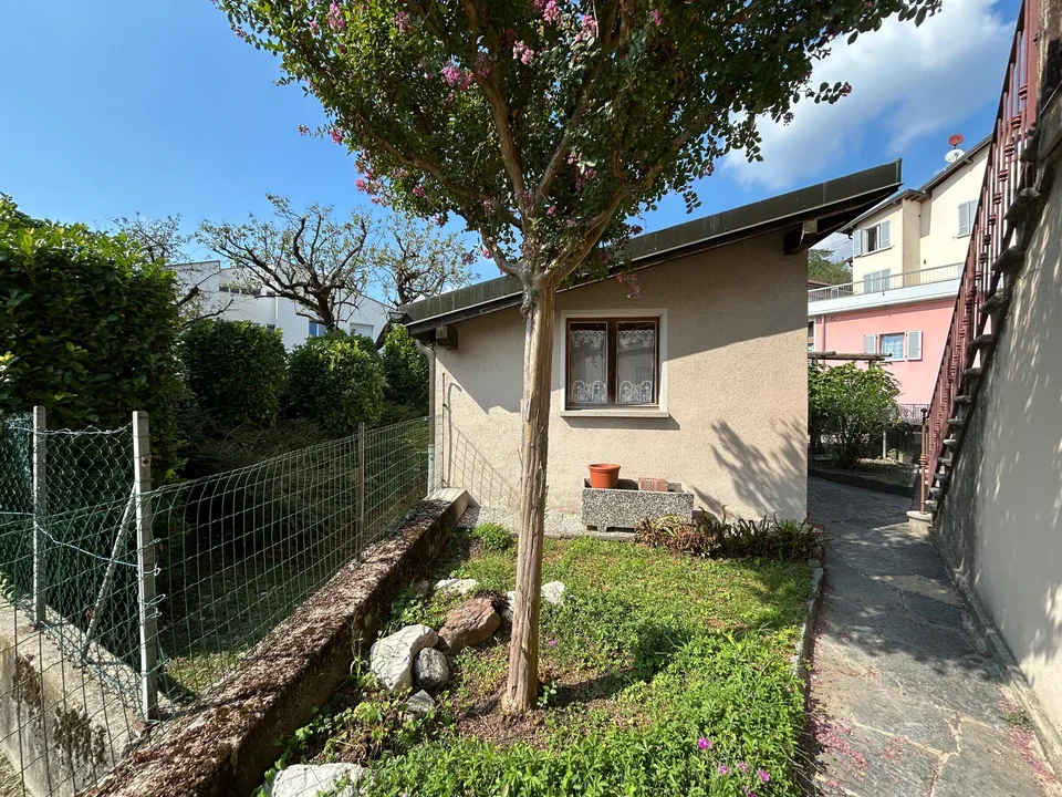 CASA DI 5 LOCALI CON GRANDE MAGAZZINO E GIARDINO A BALERNA – foto 3 di 9