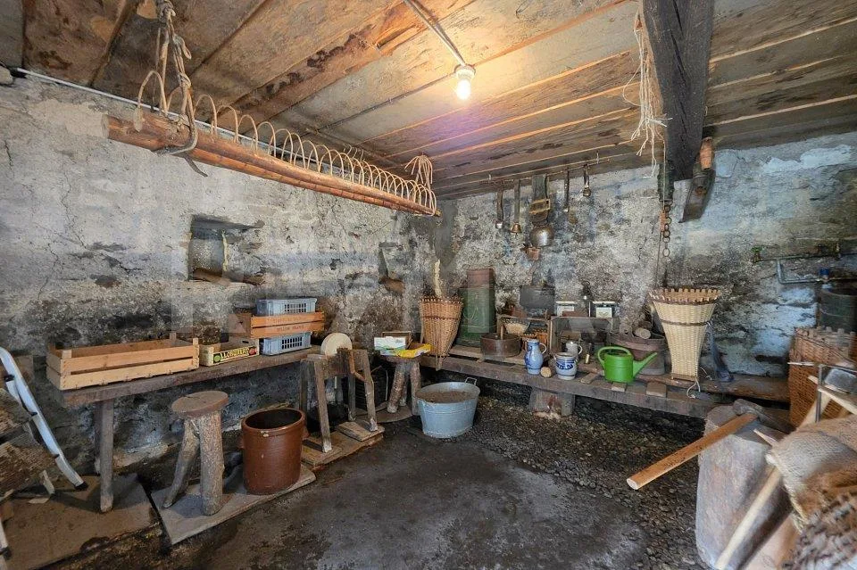 Charming 2.5 Room Period Apartment in the Village Center of Albinen – photo 11 of 13