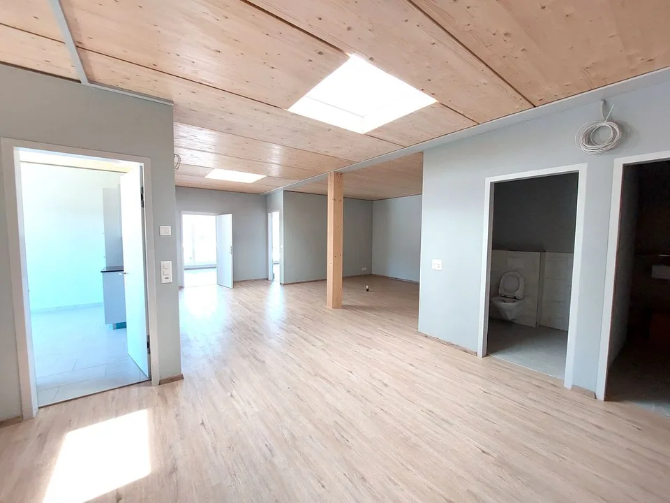 Architektonisches Highlight: 5.5-Zimmer Büro-/Praxisfläche mit viel Licht & Stil – Foto 6 von 13