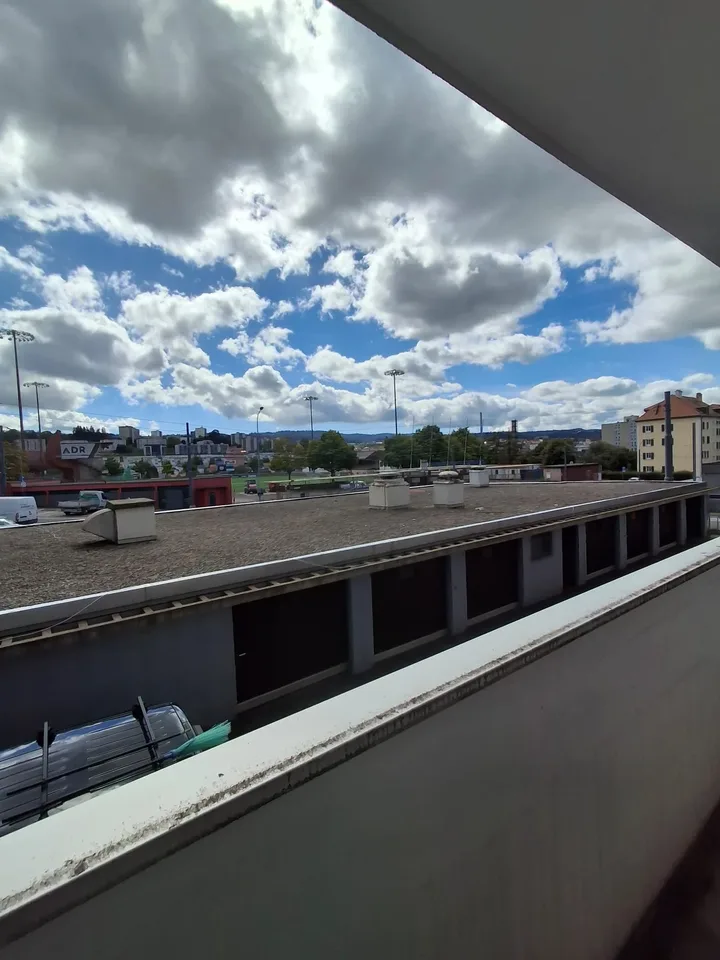 Appartement 3.5 pièces lumineux avec balcon à La Chaux-de-Fonds – photo 3 sur 6