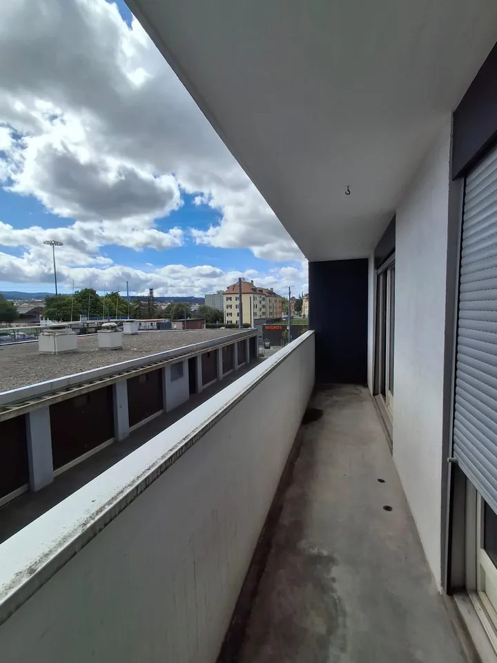 Appartement 3.5 pièces lumineux avec balcon à La Chaux-de-Fonds – photo 2 sur 6