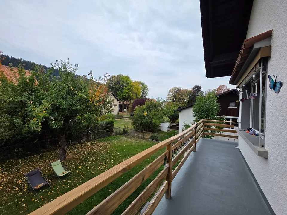 Sonnendurchflutete Einzelvilla mit großem Garten und zwei privaten Garagen – Foto 3 von 13
