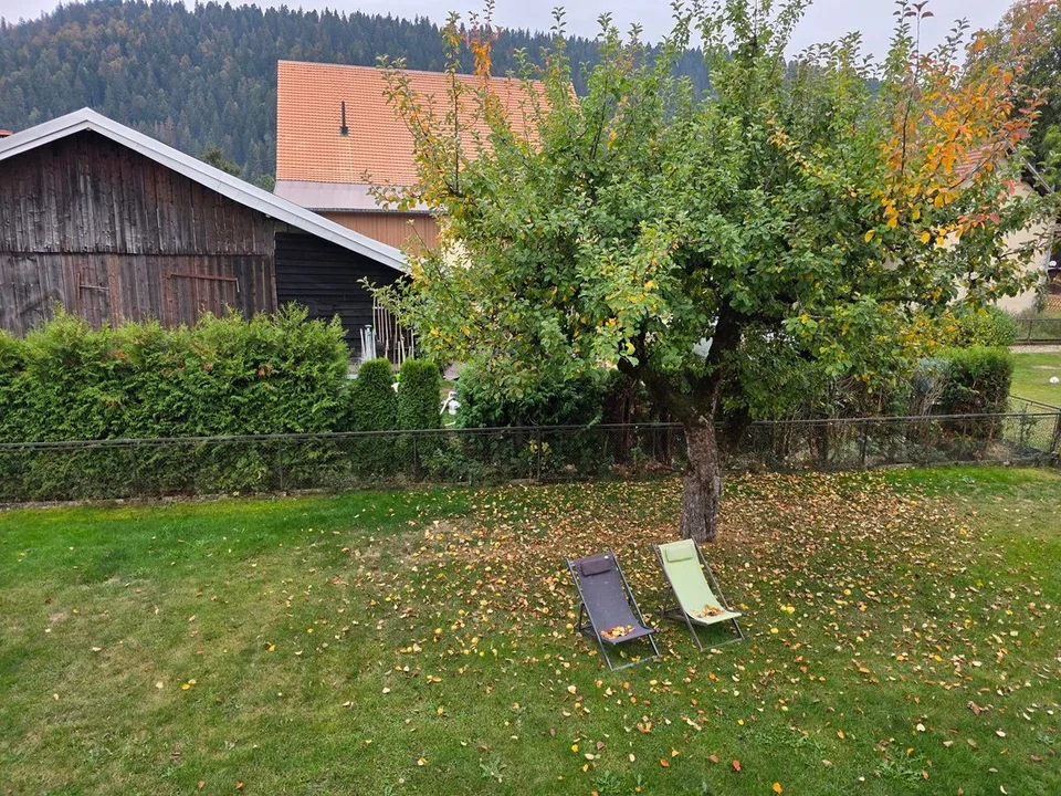 Sonnendurchflutete Einzelvilla mit großem Garten und zwei privaten Garagen – Foto 4 von 13