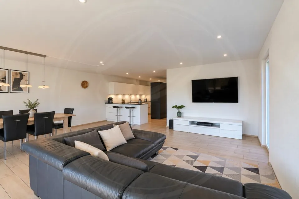 Modernes 6½-Zimmer-Reiheneinfamilienhaus mit Ausblick ins Grüne – Foto 2 von 12