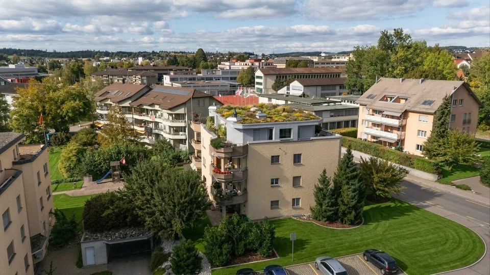 Exklusive Attikawohnung umschlossen mit grosser Terrasse – Foto 11 von 13