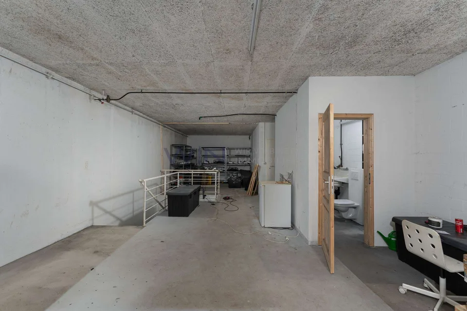 Deux étages d'espace de stockage avec lumière du jour – photo 5 sur 7