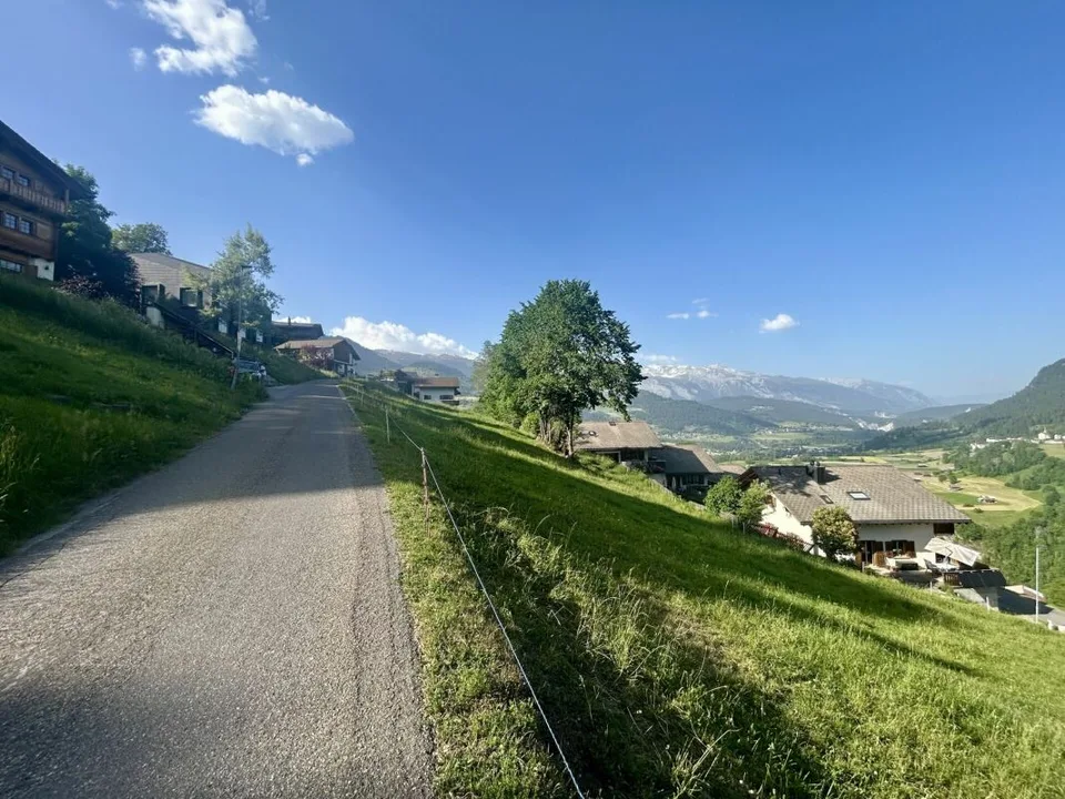 Sonniges Bauland mit Aussicht Platz für 2 Gebäude: Zwei Einfamilienhäuser oder ein grosszügiges Wohnbauprojekt – Foto 6 von 8