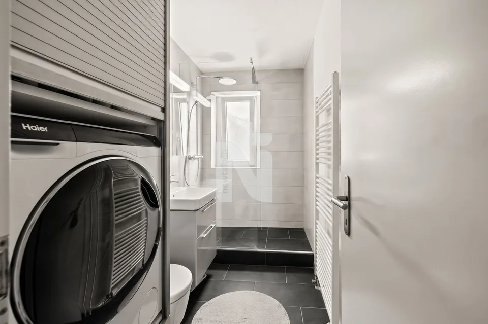 Spacieux et inondé de lumière : appartement de 4,5 pièces avec sauna, balcon et place de parking souterrain – photo 7 sur 10