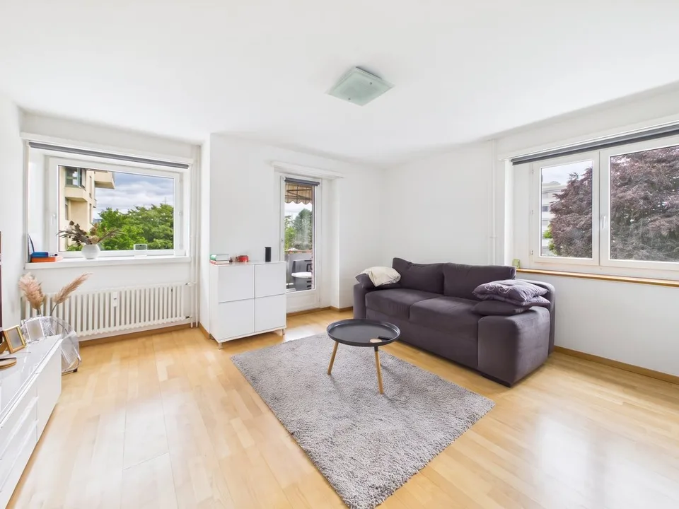 Spacieux et inondé de lumière : appartement de 4,5 pièces avec sauna, balcon et place de parking souterrain – photo 2 sur 10