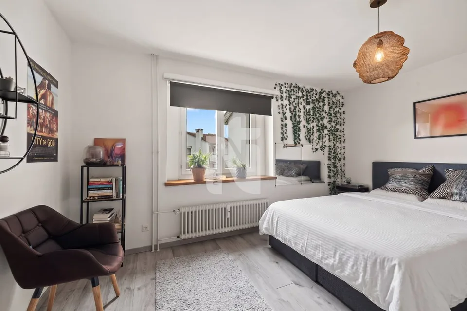 Spacieux et inondé de lumière : appartement de 4,5 pièces avec sauna, balcon et place de parking souterrain – photo 4 sur 10