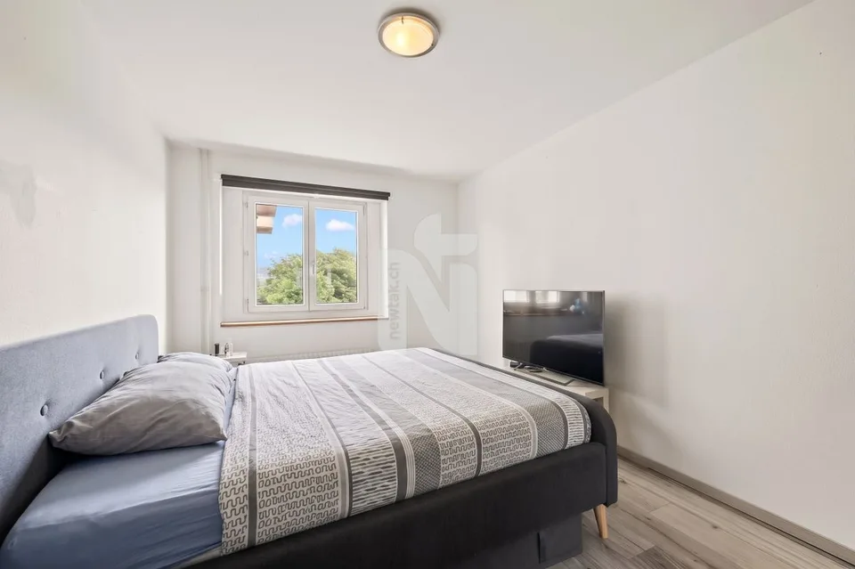 Spacieux et inondé de lumière : appartement de 4,5 pièces avec sauna, balcon et place de parking souterrain – photo 5 sur 10