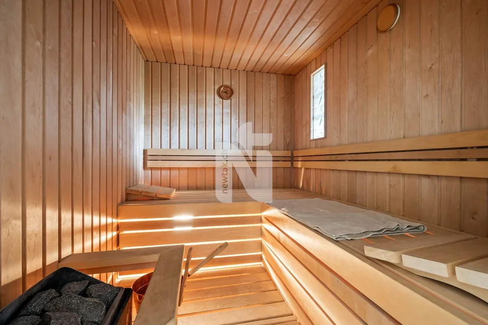 Spacieux et inondé de lumière : appartement de 4,5 pièces avec sauna, balcon et place de parking souterrain – photo 8 sur 10