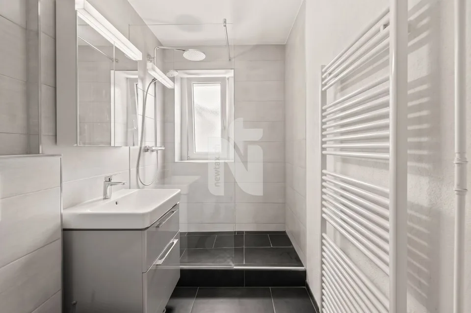 Spacieux et inondé de lumière : appartement de 4,5 pièces avec sauna, balcon et place de parking souterrain – photo 6 sur 10