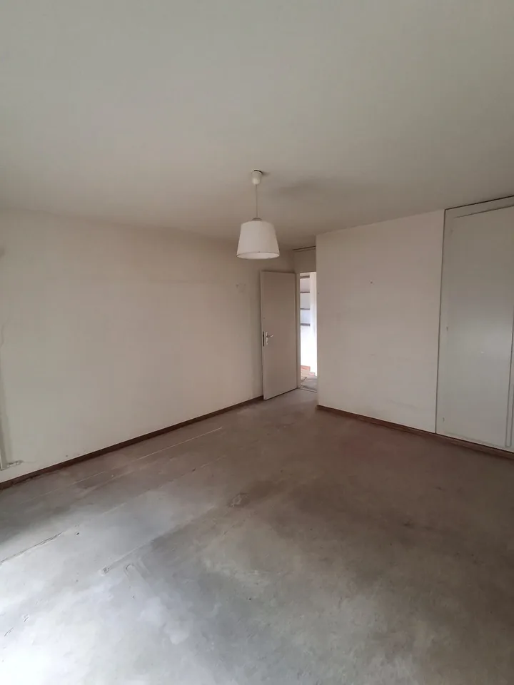 Appartement 2.5 pièces lumineux avec balcon à La Chaux-de-Fonds – photo 3 sur 5