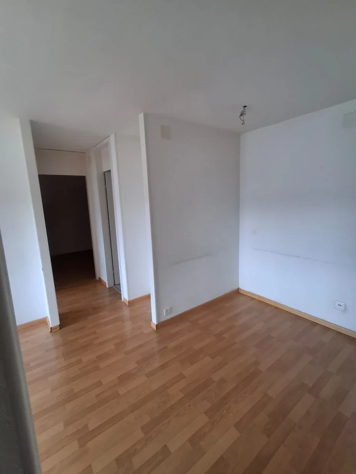 Appartement 2.5 pièces lumineux avec balcon à La Chaux-de-Fonds – photo 2 sur 5