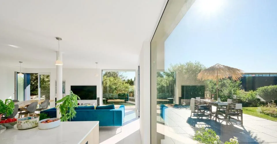 Ein wahrer Hausgeist für diese neuere 5,5-Zimmer-Wohnung mit Garten – Foto 3 von 4