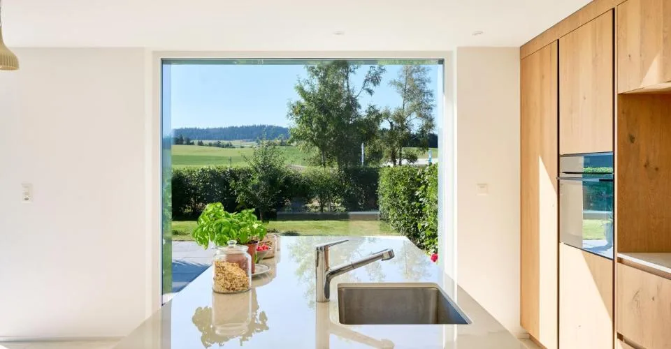 Ein wahrer Hausgeist für diese neuere 5,5-Zimmer-Wohnung mit Garten – Foto 2 von 4