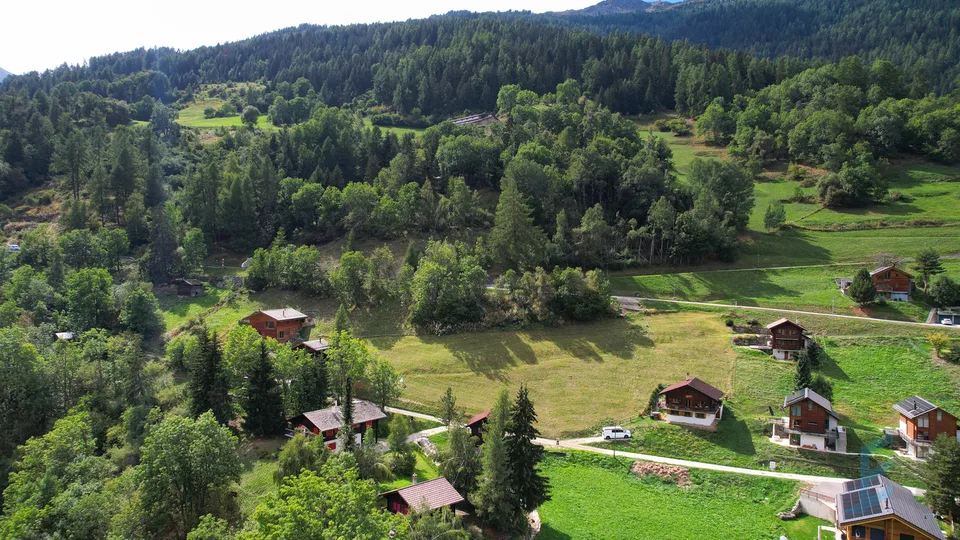 EXCLUSIF Superbe terrain à bâtir de 1478m² pour résidence principale – photo 3 sur 9